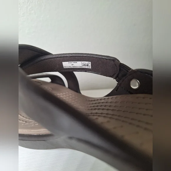 Brown Crocs Cyprus IV strappy platform sandals - Picture 8 of 9